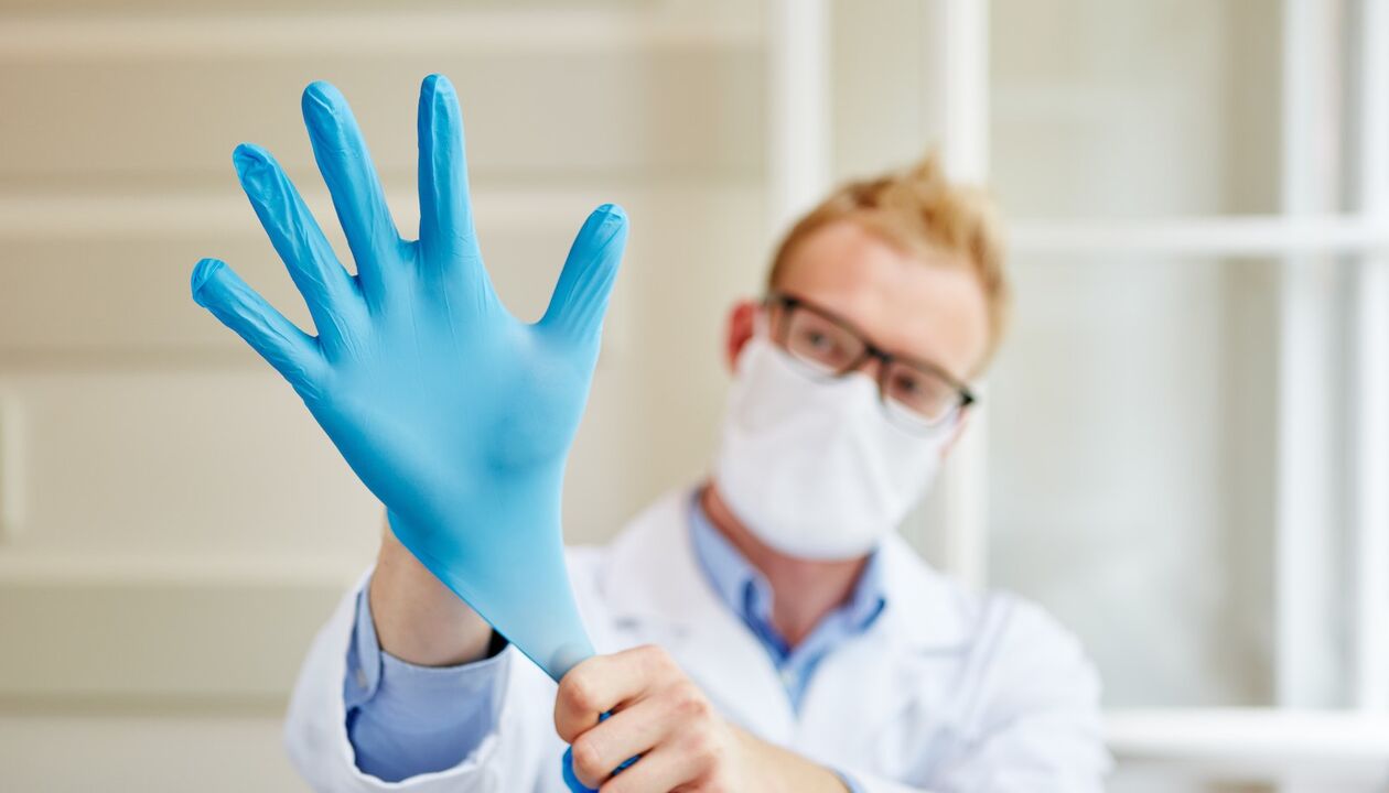 o médico pon unha luva para facer masaxe para previr a prostatite